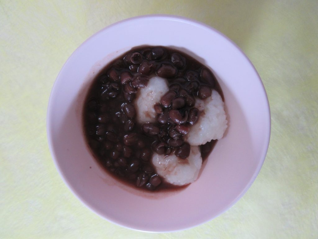 【おしるこ】鏡開きの日に餅米とうるち米を使って作ったお汁粉を食べました。甘くて温かいほっとするお味でした☺