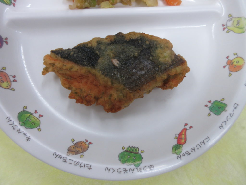 【鮭の磯風味天ぷら】今が旬の脂ののった鮭を醤油と青のりで漬け込んで揚げました♪