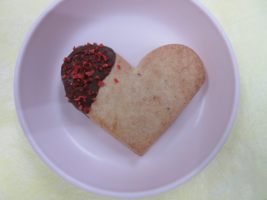 【ハートクッキー】バレンタインの日のおやつで提供しました♡クッキーも苺味で上にもドライ苺がふってあります。