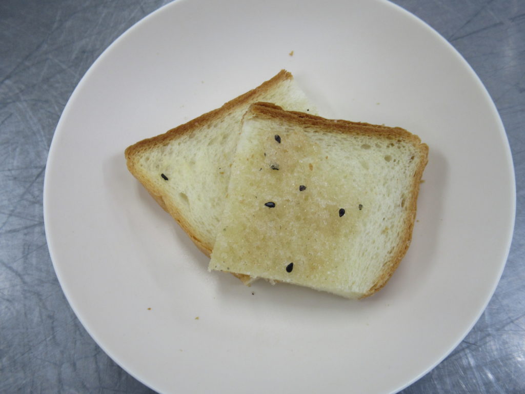 【ごまラスク】バターやグラニュー糖をぬった食パンに黒ごまをのせ焼きました🍞甘くて美味しいラスクに仕上げました♪