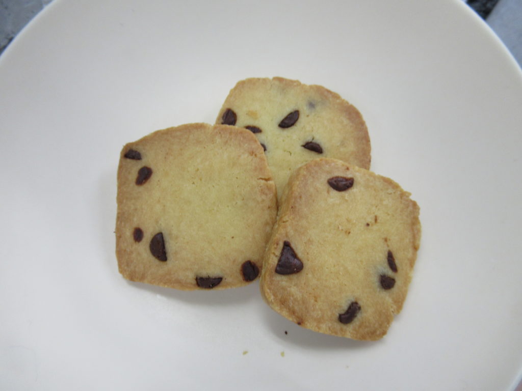 【チョコチップクッキー】子ども達が食べやすいよう生地は薄く切り、サクサクとした甘くて美味しいクッキーに仕上げました🍪