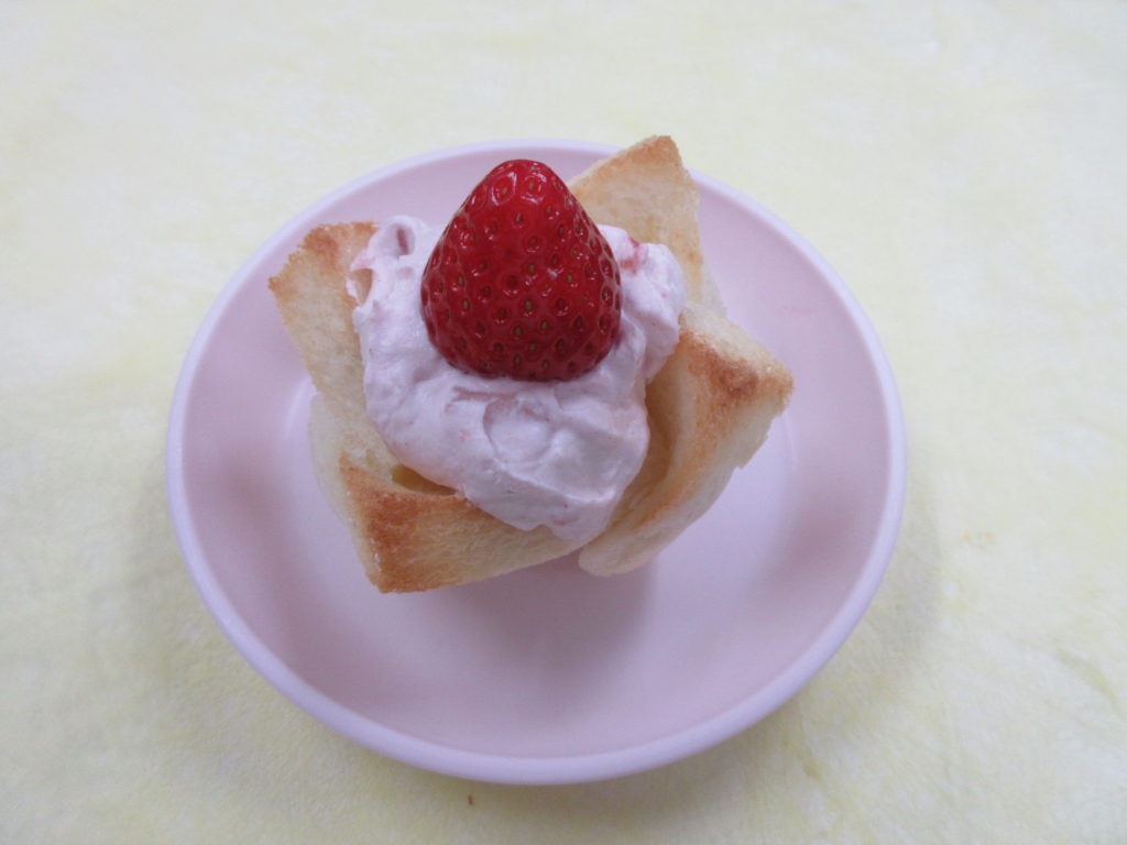 【ひな祭り：おやつ】食パンで作ったフラワーカップに桃色のクリームがたっぷり。苺を飾って春らしく仕上げました。