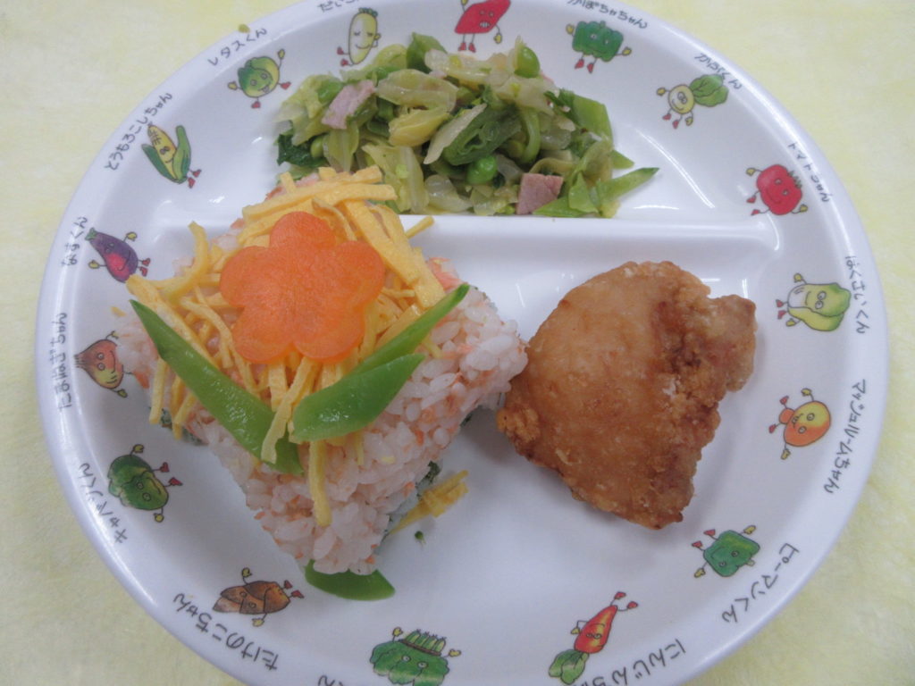 【ひな祭り：行事食】緑・白・桃色の3色のひし餅に見立てたちらし寿司✿です。緑色は青のり味、桃色は鮭のほぐし身を混ぜました。