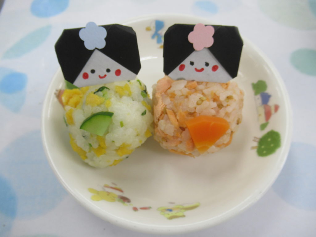 【手まり寿司】２色の味付けの手まり寿司です！きゅうりと人参は扇子に見立てました🎎子どもたちもよく食べていました😋